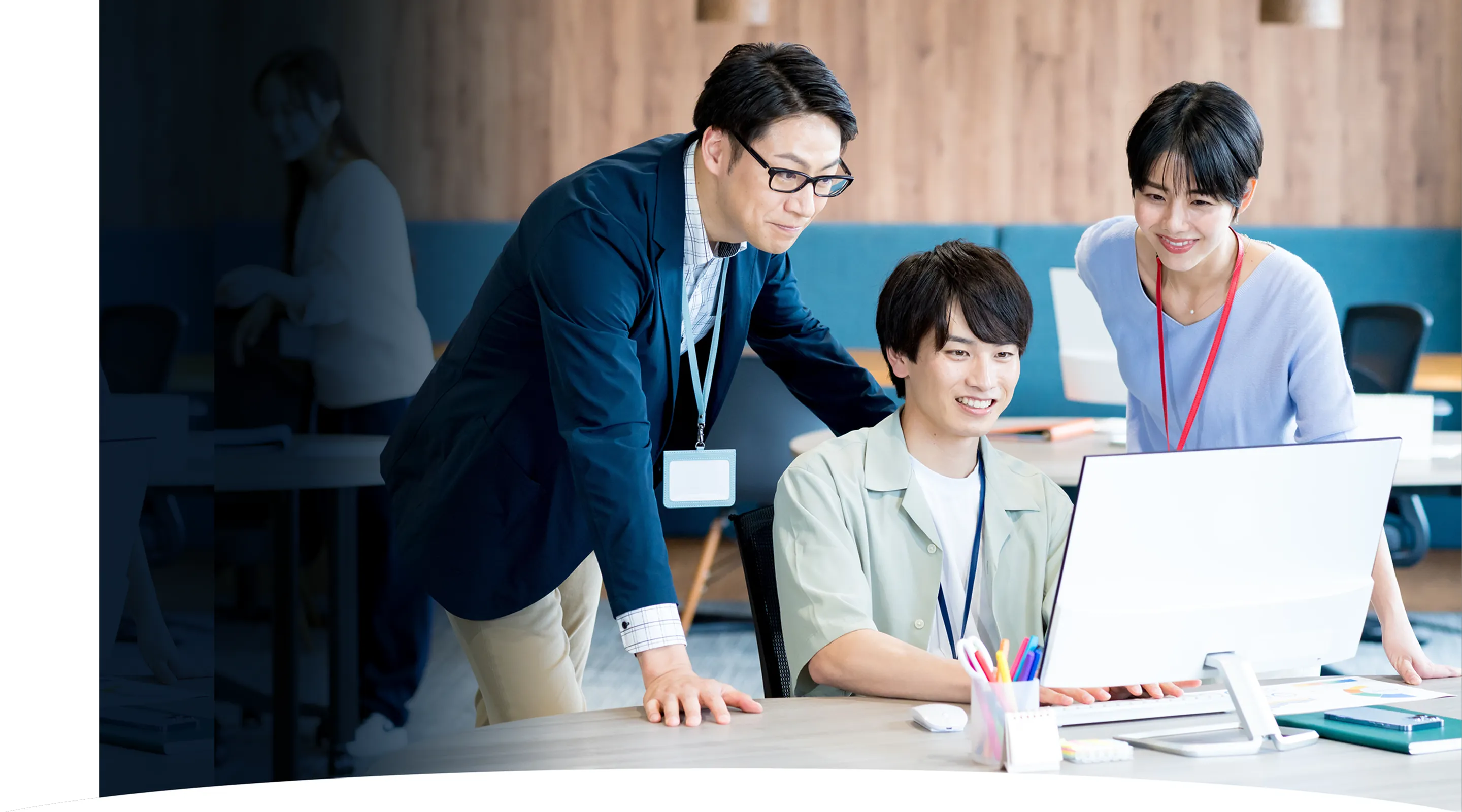 オフィスでPCを3人で囲む様子