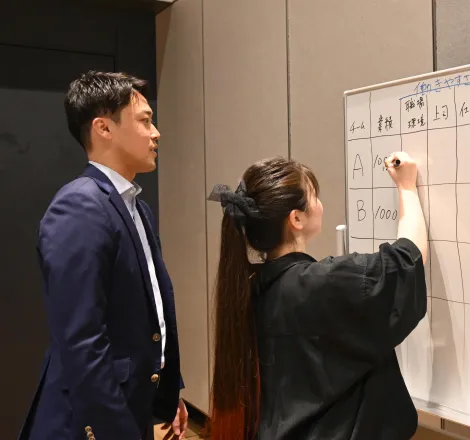 ホワイトボードに書き込みながら対話する参加者