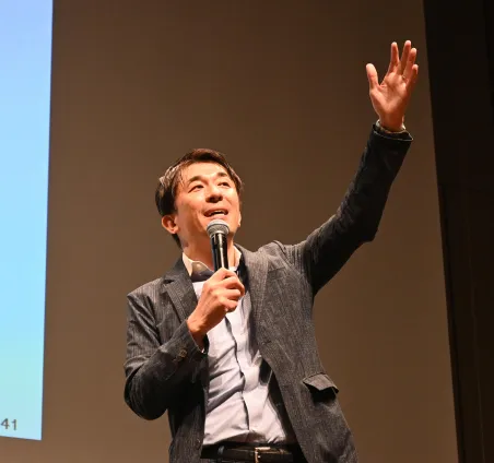ステージで講演する様子