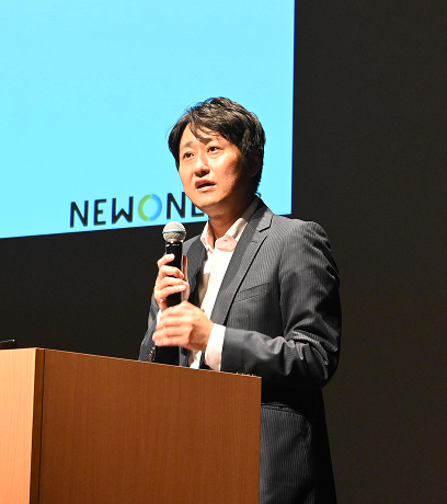 演台で講演する登壇者